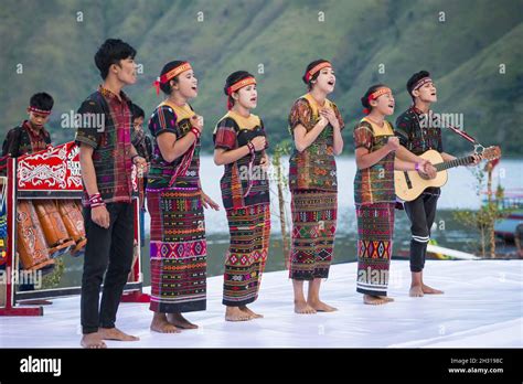 El Festival de los Flores de Cerezo en Toba, Sumatra: Un Vistazo a la Diplomática y Religiosa del Siglo VI en Indonesia.