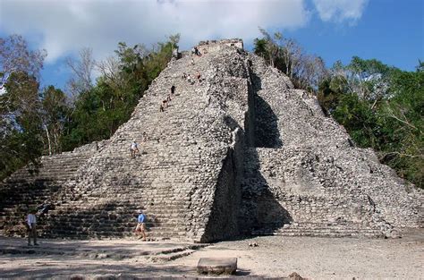 La Rebelión Maya de Nohoch Chan: Una Explosión de Resistencia Contra el Imperio Tolteca en Yucatán